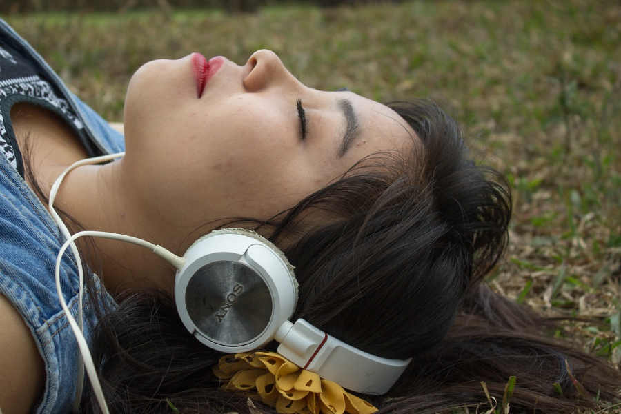 Using good quality headphones to listen to Binaural Beats